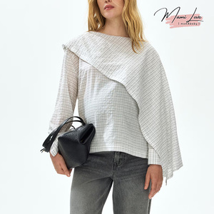 Haut <span class=keywords><strong>de</strong></span> maternité asymétrique en seersucker avec détails cape, col rond et manches longues boutonnées - Product Image 1