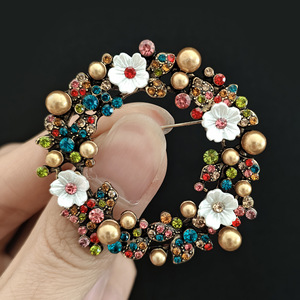Broche Couronne de Noël en Perles, Alliage Plaqué Or, Strass Colorés, Design Perforé, Personnalisable, Luxe, pour Femme, Fiançailles, Fête - Product Image 4