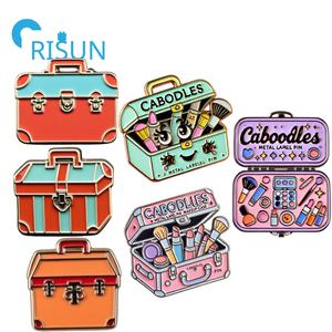 Fabricación de Metal suave esmalte duro Rosa <span class=keywords><strong>Caboodles</strong></span> accesorios de <span class=keywords><strong>maquillaje</strong></span> <span class=keywords><strong>caja</strong></span> solapa Pin broche personalizado Caboodle esmalte Pins insignia - Product Image 1