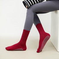 Vente en gros de chaussettes de yoga de couleur unie chaussettes de pilates antidérapantes sans logo chaussettes de sport pour femmes