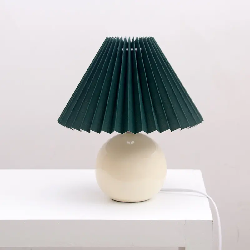 Современная Скандинавская декоративная ваза маленькая настольная лампа ретро плиссированная ткань для девочек спальня зеленый оттенок Керамическая Настольная Лампа