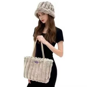 Bolsos Tote Casuales y Modernos Imprescindibles para Chicas Jóvenes, Nuevo Estilo con Personajes de Dibujos Animados y Graffiti, Cierre de Cremallera, Hechos de PU - Product Image 5