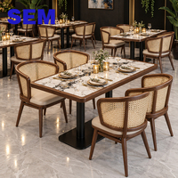 Ensemble de canapé et de chaises en rotin tissé en bois massif personnalisable SEM pour restaurants et cafés haut de gamme commerciaux