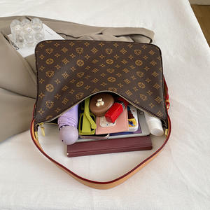 กระเป๋าถือสะพายไหล่ผู้หญิงหนัง PU หรูหรา ปี 2025 แฟชั่นใหม่ ความจุเยอะ กันน้ำ สไตล์เดรส ซิปเดี่ยว ลายตัวอักษร - Product Image 5