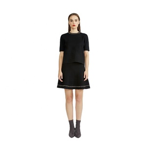 KD maglieria produttore personalizzato OEM ODM nero scollo tondo restringimento traspirante manica corta camicetta da donna gonna in maglia - Product Image 1