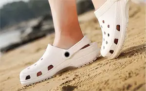 2024 nova moda casual macio antiderrapante cor personalizada sandálias de praia ao ar livre chinelos planos sapatos com furo