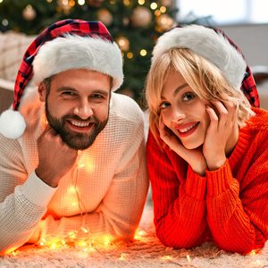 Joyeux Noël <span class=keywords><strong>Rouge</strong></span> Noir Buffalo Plaid Long Chapeau de Père Noël en peluche avec fourrure blanche et <span class=keywords><strong>pompon</strong></span> Bonne qualité Chapeau de Père Noël Décoration de Noël - Product Image 2