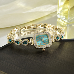 Reloj para mujer con caja cuadrada, brazalete de eslabones y esfera colorida, completamente adornada con piedras y con números. - Product Image 2