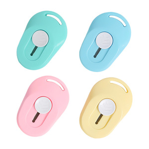 มีดอเนกประสงค์ขนาดเล็กสีลูกกวาดพลาสติกแบบพกพาเครื่องตัดกระดาษนักเรียนที่เปิดแพคเกจใบมีดสแตนเลส 60x37 มม. - Product Image 5