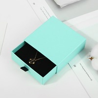 Boîte à bijoux carrée rigide écologique avec tiroir coulissant pour colliers, boucles d'oreilles, bagues et accessoires - Personnalisable en quatre couleurs
