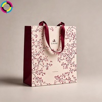 Sac fourre-tout en papier kraft de luxe avec poignée en ruban et impression de logo personnalisé pour le shopping et l'emballage de cadeaux