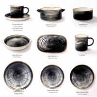 Service de vaisselle en céramique noire faite à la main, design émaillé flambeé, comprenant des bols, des assiettes plates et des ensembles de vaisselle.