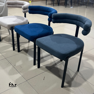 Chaise de salle à manger rembourrée en bouclette personnalisable, pieds en métal mat foncé, vente en gros pour projets hôteliers - Product Image 2