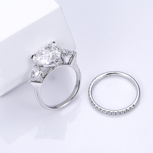 แหวนเพชรรูปหัวใจทองคำขาว 18K รุ่น MSR-1382 จาก Messi Jewelry สำหรับผู้หญิง - Product Image 3