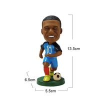 Statue d'artisanat en résine d'étoile de football personnalisée en gros Figurines de souvenirs d'athlètes pour la décoration de bureau à la maison promotionnelle