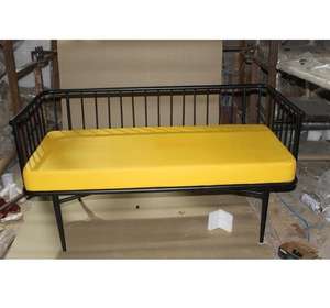 Canapé de loisirs extérieur moderne avec structure en métal antirouille et coussins jaunes pour jardin, terrasse et salon - Product Image 3