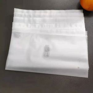 Sacs d'emballage personnalisés en plastique écologique souple avec fermeture éclair pour vêtements et cosmétiques - Product Image 1