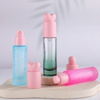 Flacon en verre rond en forme de cœur rose 30 ml Vaporisateur à pompe haute qualité pour crème pour le visage et crème pour les yeux Fabricants en gros Personnalisé