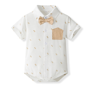 Catpapa Vente en gros Ensemble 3 pièces pour bébés garçons, style gentleman, comprenant Body imprimé triangle, Short à bretelles kaki et Nœud papillon, Tenue de baptême - Product Image 3
