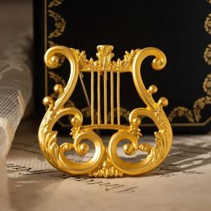 Broche de style cour médiévale élégante, design de <span class=keywords><strong>harpe</strong></span> tridimensionnel, bijoux de costume unisexe, accessoires, cadeaux de fête - Product Image 1