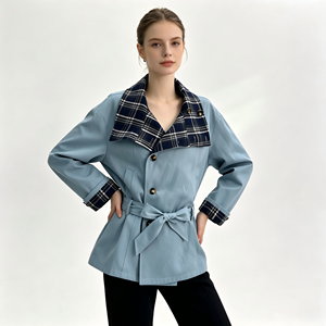 Veste <span class=keywords><strong>Trench</strong></span> Courte Vintage Preppy pour Femme, <span class=keywords><strong>Bleu</strong></span> Clair avec Bordure à Carreaux, Patte de Boutonnage Asymétrique, Ceinture à la Taille, Logo Personnalisé, Manteau Tendance pour Femme - Product Image 1