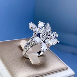 Bague florale de luxe en or 18 carats avec diamants marquise multi-pierres, design fleur scintillante, bijou raffiné pour soirée - Product Image 4