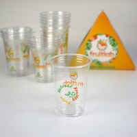 Gobelet en plastique PET transparent personnalisé à paroi simple de 98 mm de diamètre avec couvercles et pailles pour café à emporter, jus et boissons froides