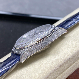 Montre Classique pour Homme à Cadran Saphir Entièrement Sertie de Diamants, Best-Seller, Un Must-Have pour le Succès - Product Image 1