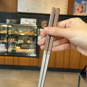 Baguettes en acier inoxydable 316 avec manche en bois de noyer, qualité alimentaire, anti-moisissure, ensemble de couverts ménagers pour la salle à manger - Product Image 2