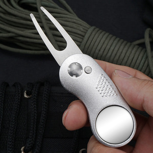 Herramienta Retráctil de Aleación de Zinc para Reparación de Divots de Golf con Botón Pop-up y Marcador Magnético de Bolas, Diseño Tipo Navaja PIN & PIN J010 - Product Image 2