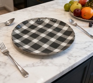 Assiettes en plastique transparentes à motif écossais, peintes par pulvérisation - 100 pièces MOQ 3 couleurs (orange/rouge/noir-blanc) pour la maison et les banquets - Product Image 6