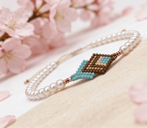 Braccialetto Semplice e Classico con Perle Bianche Miyuki Intrecciate a Mano, Vendita Diretta dalla Fabbrica, Motivo a Diamante - Product Image 1