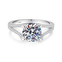 Perhiasan Moissanite Potongan Bulat VVS D GRA 2ct, Cincin Perak 925 Lapis Emas Putih Sederhana dengan Empat Cakar, Model 2-Arm Unisex dengan Nama Kustom