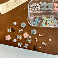 Accesorios de Nail Art Estilo Influencer, Set de 12 Compartimentos, con Adornos Metálicos, Perlas, Cristales Transparentes, Flores de Rosa, Lazos y Diamantes de Imitación para Uñas
