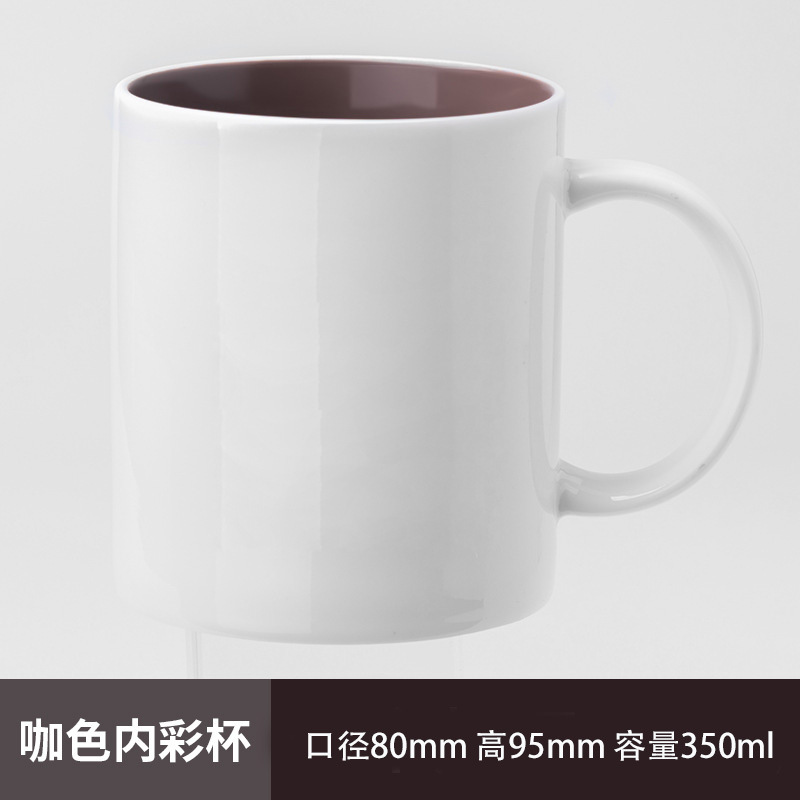 Blanc à l'extérieur et marron à l'intérieur