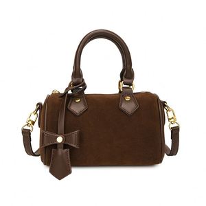 Bolso Boston de Mujer de Alta Gama con Patrón Geométrico Vintage, Detalle de Remaches y Cremallera, Correa de Hombro Tipo Bandolera, Nueva Moda 2025 - Product Image 1