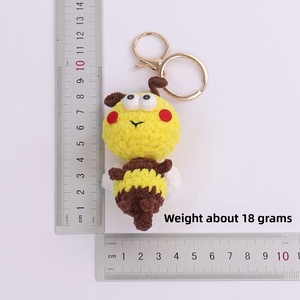 Producto Terminado: Adorables Adornos de Ganchillo Hechos a Mano de Ranas y Abejas Pequeñas, Pequeños Regalos de Cumpleaños - Product Image 4