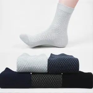 Yili benutzer definierte Logo Bambus Sommer Männer Business Office Arbeit Socken Crew schwarz weiß Kleid Socken Box Paket