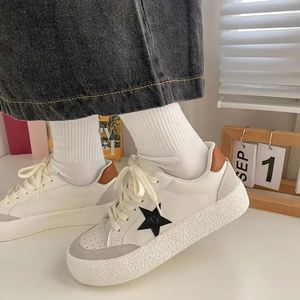 Chaussures blanches de loisirs en cuir, style skate, nouvelle collection automne-hiver 2026, sportives tout-en-un à semelle épaisse, motif étoiles petites - Product Image 4