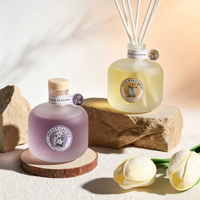 Diffuseur de parfum en verre givré, étiquette vintage, rotin et fleurs séchées, parfum d'intérieur varié, coffret cadeau