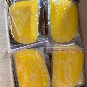 Spatola Industriale Personalizzata Gialla Quadrata in Gomma Morbida Tipo Coltello Curvo con Lama Spessa 1,0 mm per Auto - Product Image 2