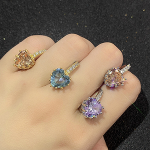 Modernos Pendientes de Aro Huggie con Gema en Forma de Corazón, Personalizables, Múltiples Colores, con Zirconia Pavé Lateral, Colgantes, Regalo, Venta al por Mayor - Product Image 2