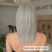 Peluca de Cabello Sintético Liso Gris Plateado de 18 Pulgadas con Flequillo Recto, Resistente al Calor, Aspecto Natural Mate