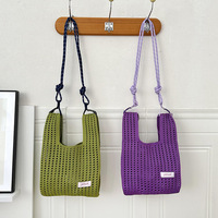 Mini sacs à main de poignet pour femmes, faits main, économiques, tricotés en fil de t-shirt au crochet, à contraste de couleurs, style 'Colour Shopping'