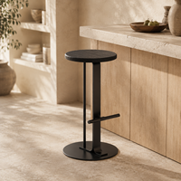 Tabouret de bar commercial robuste en métal noir avec assise ronde en teck de 75 cm de hauteur pour restaurant et bistro