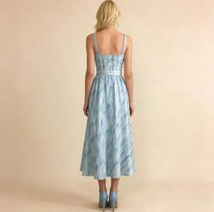 TREATBEST ALBBIA018 Robe midi d'été pour femmes, col carré, bretelles spaghetti, imprimé à rayures verticales dégradées, base bleu clair - Product Image 2