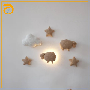Lámpara de Pared Infantil de Fieltro con Forma de Nube y Oveja, Luz Nocturna LED con Decoración de Estrellas, Lámpara de Pared Boho para Dormitorio de Bebé y Sala de Juegos - Product Image 3