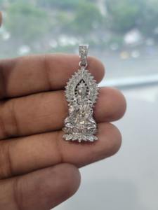 Pendentif Bouddha en or massif blanc 18 carats avec diamant cultivé en laboratoire 1ct - Product Image 6