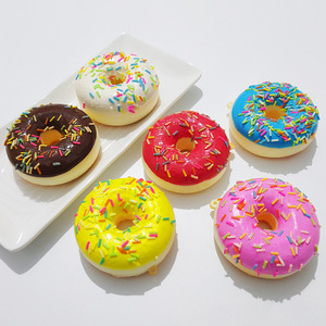 Jouet en PU souple en forme de beignet, à récupération lente, double usage (aimant de réfrigérateur et petit pendentif), décoration pour enfants, vente en gros - Product Image 4