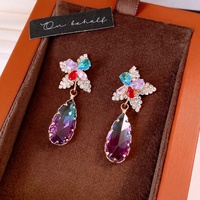 Anting-anting tusuk wanita mewah elegan nan indah, berbahan manik-manik kaca kupu-kupu warna-warni, zircon, bunga, dan tetesan air, berlapis perak.